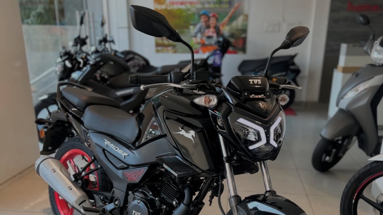 TVS Raider के साथ करें हर सफर स्टाइलिश और दमदार, जानिए क्या होने वाला है कीमतबाइक! 1 TVS Raider के साथ करें हर सफर स्टाइलिश और दमदार, जानिए क्या होने वाला है कीमतबाइक! TVS Raider के साथ करें हर सफर स्टाइलिश और दमदार, जानिए क्यों सबको दीवाना बना रही है ये बाइक!