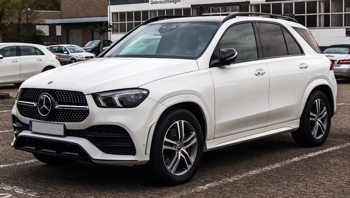 Mercedes-Benz GLE: शाही अंदाज़ में सफ़र का नया नाम, दमदार फीचर्स और कीमत ₹96.40 लाख से शुरू