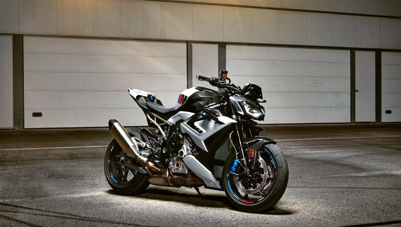 BMW M 1000 R: ₹45 लाख की सुपरबाइक जो देती है 206.6 PS की पावर और 280 किमी/घंटा की टॉप स्पीड