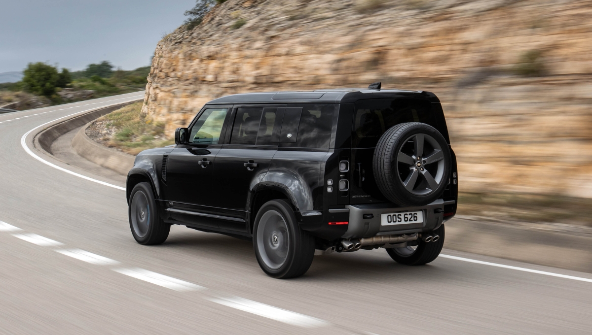 ₹2.30 करोड़ की कीमत वाली शाही सवारी जानिए Land Rover Defender V8 के लग्ज़री फीचर्स
