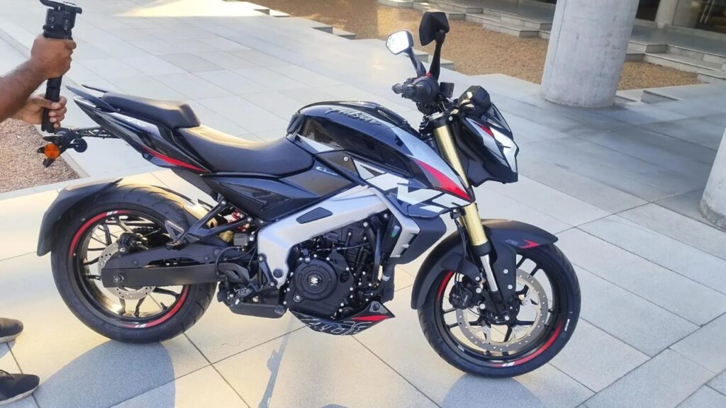 Bajaj Pulsar NS250 स्पोर्ट बाइक को खरीदना हुआ आसान, जानिए कीमत और EMI प्लान 1 Bajaj Pulsar NS250 स्पोर्ट बाइक को खरीदना हुआ आसान, जानिए कीमत और EMI प्लान Bajaj Pulsar NS250 स्पोर्ट बाइक को खरीदना हुआ आसान, जानिए कीमत और EMI प्लान
