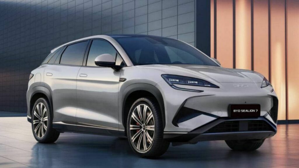 EV मार्केट की चमकती हुई नई स्टार! BYD Sealion 7 के लुक्स और रेंज ने सबको किया दीवाना