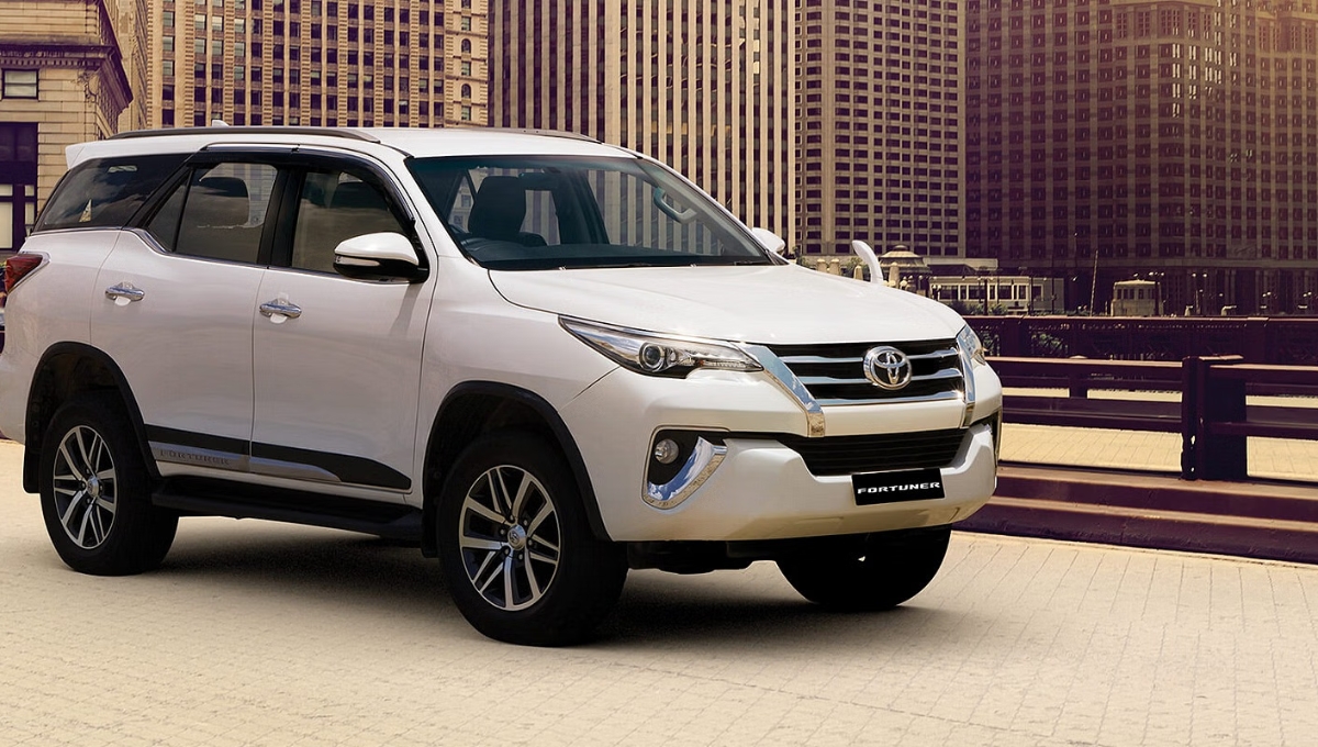 Toyota Fortuner: 80 लीटर टैंक, JBL साउंड सिस्टम और फुल लक्ज़री ₹33.43 लाख में शुरू