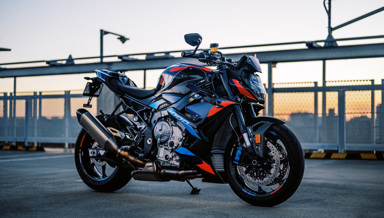 BMW M 1000 R: ₹45 लाख की सुपरबाइक जो देती है 206.6 PS की पावर और 280 किमी/घंटा की टॉप स्पीड