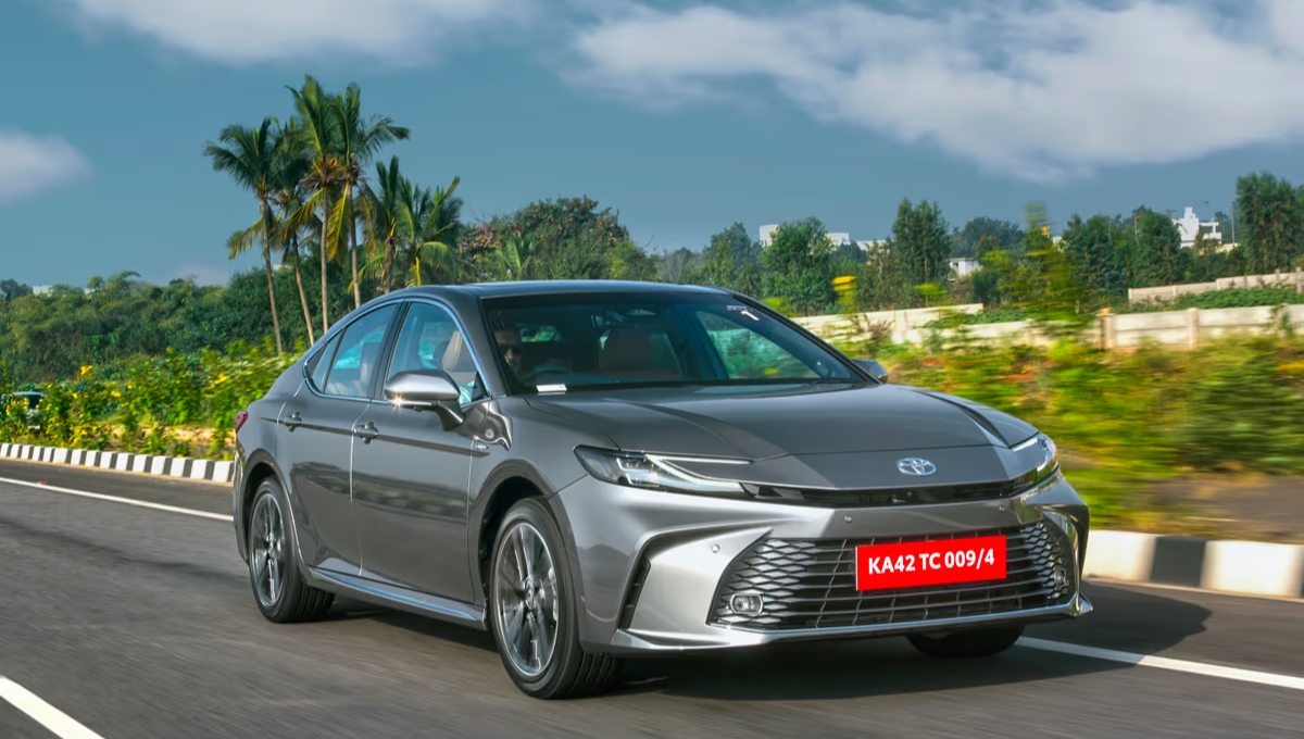  Toyota Camry 2025: स्टाइल, लक्ज़री और 25.49 kmpl का माइलेज इस प्रीमियम सेडान ने सबको किया दीवाना