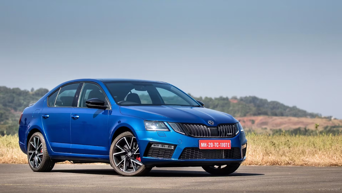 Skoda Octavia RS: जब बात एक ऐसी कार की हो जो स्पीड, स्टाइल और स्टेबिलिटी तीनों का ज़बरदस्त तालमेल पेश करती हो, तो नाम आता है Skoda Octavia RS का।