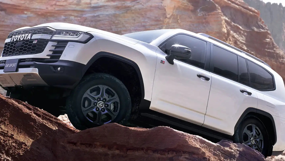 ₹2.10 करोड़ की Toyota Land Cruiser 300: लग्ज़री, ताक़त और सेफ्टी का परफेक्ट मेल