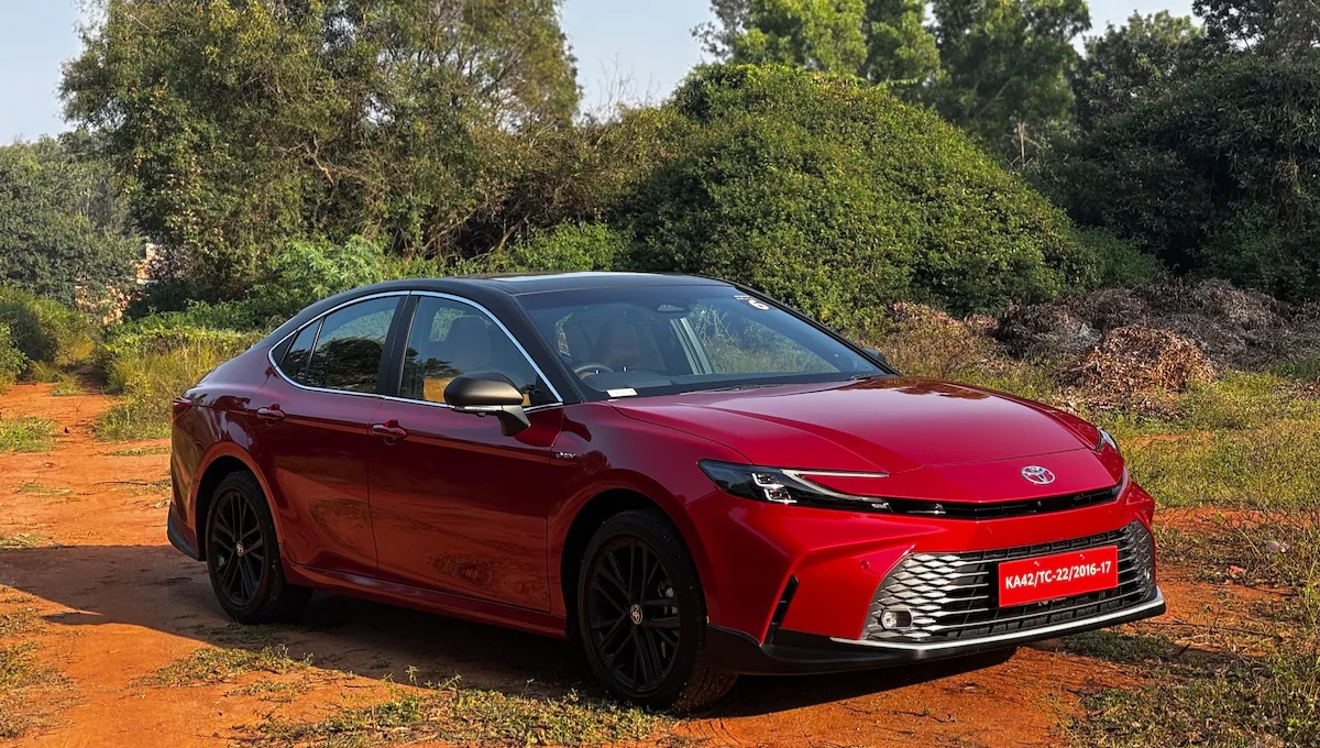  Toyota Camry 2025: स्टाइल, लक्ज़री और 25.49 kmpl का माइलेज इस प्रीमियम सेडान ने सबको किया दीवाना