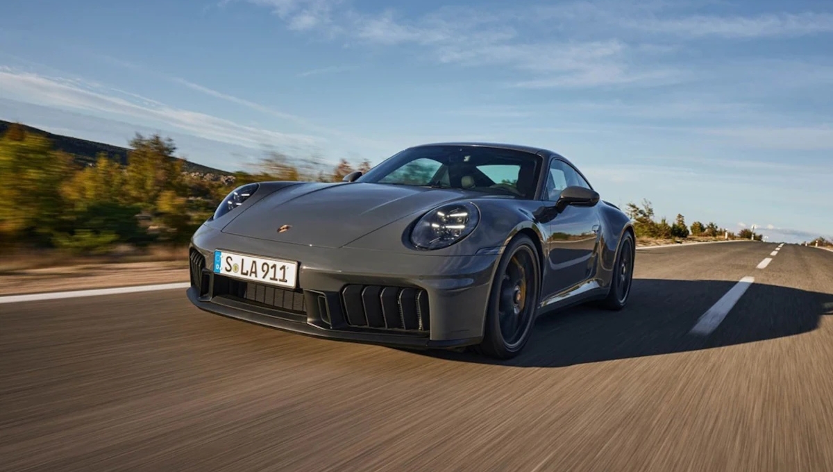 Porsche 911: दिलों को धड़काने वाली लग्ज़री कार, जो रफ्तार और शान दोनों में है बेहतरीन 2 Porsche 911: दिलों को धड़काने वाली लग्ज़री कार, जो रफ्तार और शान दोनों में है बेहतरीन Porsche 911: दिलों को धड़काने वाली लग्ज़री कार, जो रफ्तार और शान दोनों में है बेहतरीन