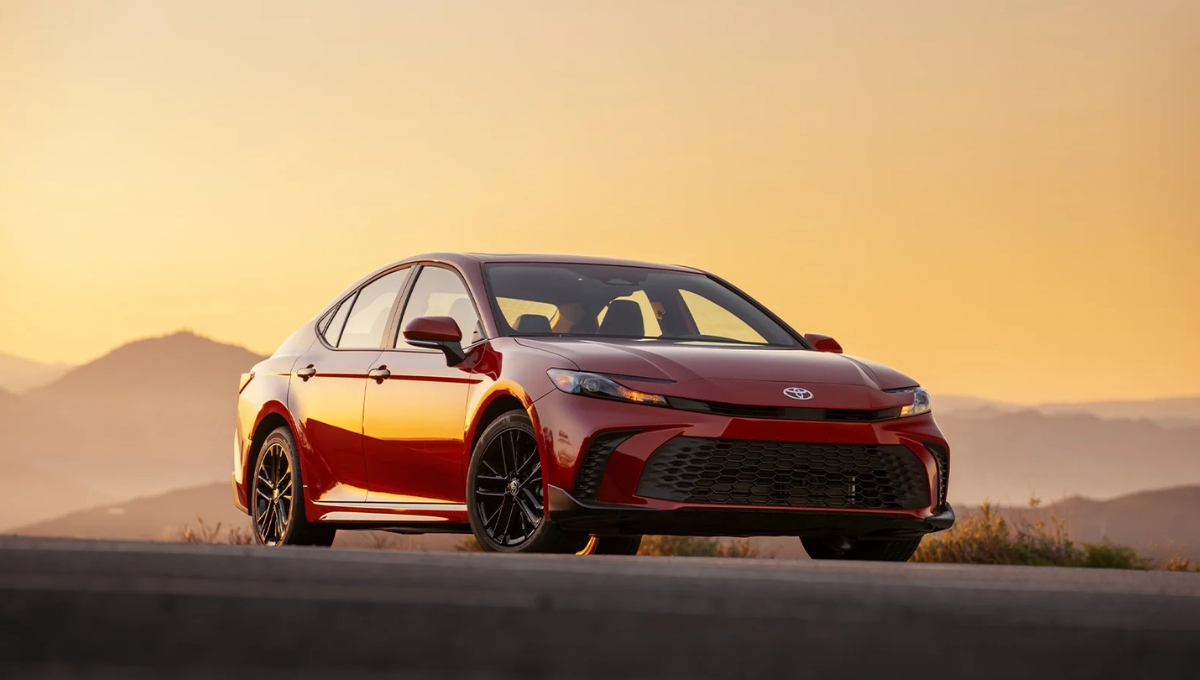 Toyota Camry 2025: स्टाइल, लक्ज़री और 25.49 kmpl का माइलेज इस प्रीमियम सेडान ने सबको किया दीवाना