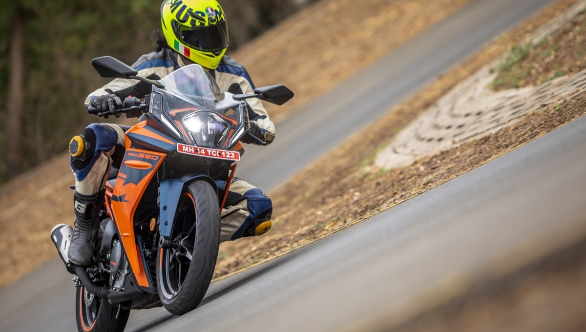 KTM RC 390 आई 2025 में नए अवतार में ₹3.18 लाख की कीमत में मिले Quickshifter और Traction Control