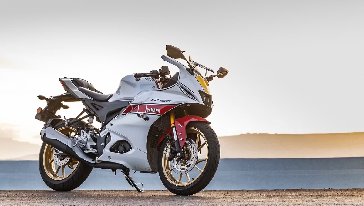  Yamaha R15 V4 लॉन्च: ₹1.82 लाख की कीमत में मिल रहे हैं ट्रैक मोड, ट्रैक्शन कंट्रोल और 45 kmpl माइलेज